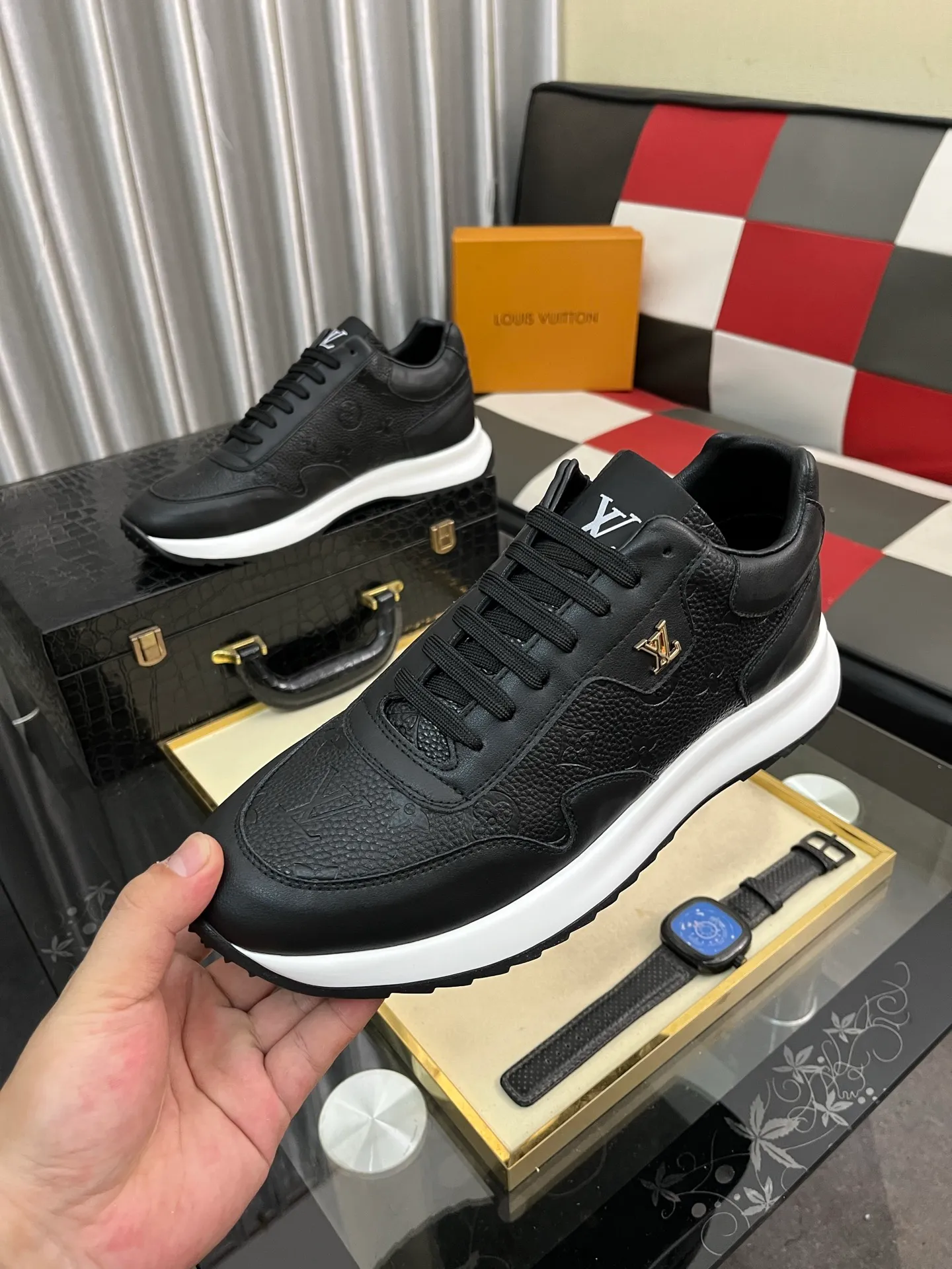 Men's shoes💰438⌚️⌚️《Louis vuitton/LV Louis Vuitton》original quality.~ Unique modern style sneakers. 🏃A must-have casual shoe for trendy men😍😍 Original brand imported from Italy, imported original leather, cowhide lining (refuses to discolor and grind feet) sole: original sole provided by the original factory, French lazy style design ⚠️Fit to the feet, original quality, super comfortable original sole. Code number: 38-443️⃣Colors available